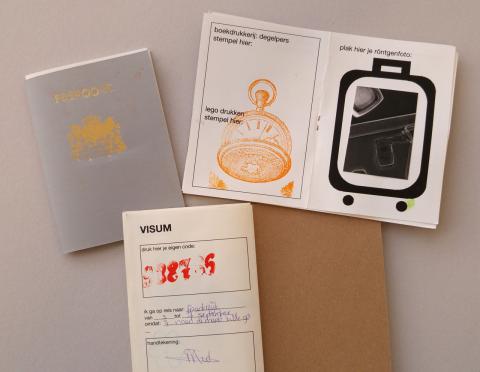 Een aantal paspoortboekjes waarin met diverse technieken gedrukt is.