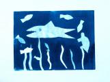 Geknipte vormen: een wit uitgespaarde haai met kleine vissen eromheen tegen een achtergrond van donkerblauwe inkt